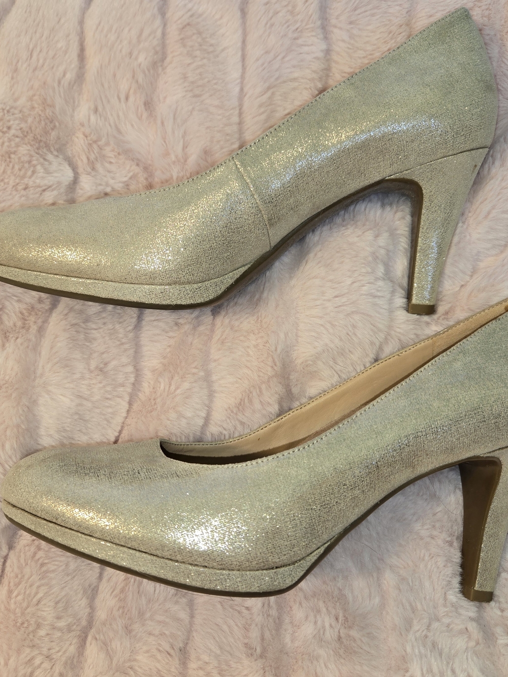 7.5W Naturalizer Gold Pumps